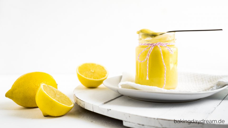 Dieses Lemon Curd kann für vieles verwendet werden. In Tortenfüllungen, als Cupcakefüllung, für Tartes und vieles mehr. In England wird diese leckere Zitronencreme zu Scones oder auf Toastbrot gegessen.