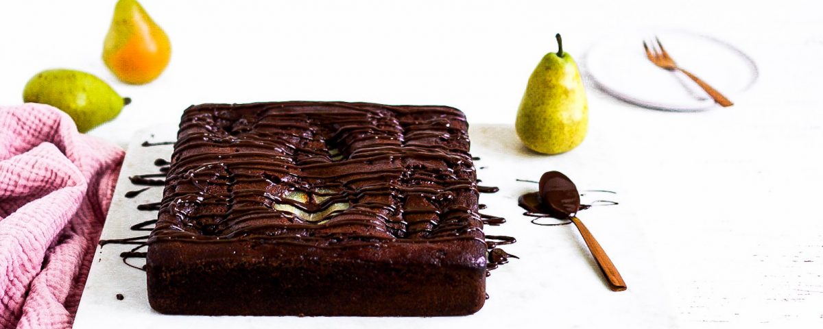 Schokoladenkuchen mit Birnen