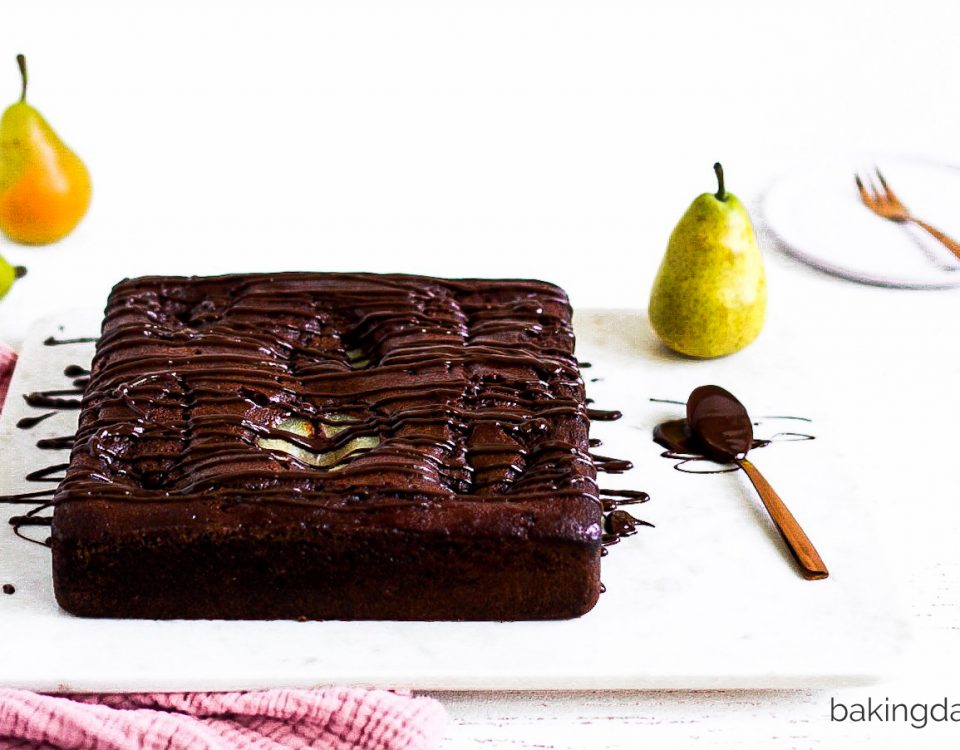 Schokoladenkuchen mit Birnen